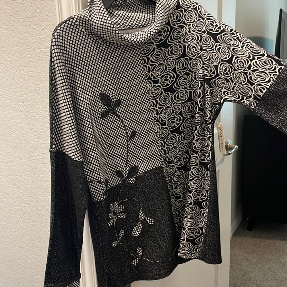 A la Carte black and white tunic